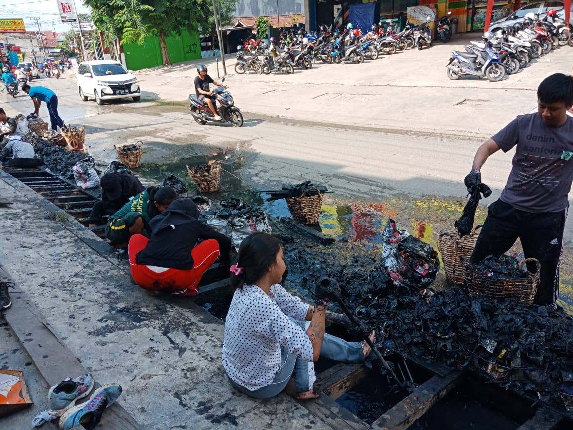 30 Peserta Duta Peduli Sampah Lakukan Aksi Bersih Drainase