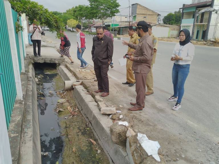 Ketua Komisi III DPRD Bontang, Amir Tosina memantau langsung proyek pembangunan Parit dan Trotoar di Jalan Jendral Sudirman (Foto: DZA/kaltimtoday.co)