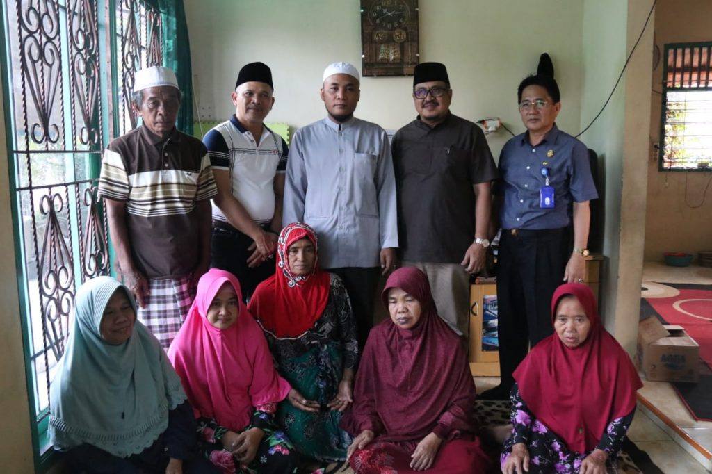 Wakil Wali Kota Samarinda M Barkati berfoto bersama keluarga duka M. Fahmir Ridho. 