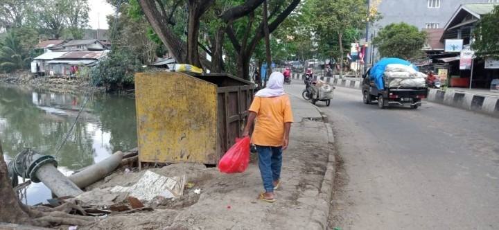 DLH Samarinda Ingatkan Masyarakat Buang Sampah pada Jamnya