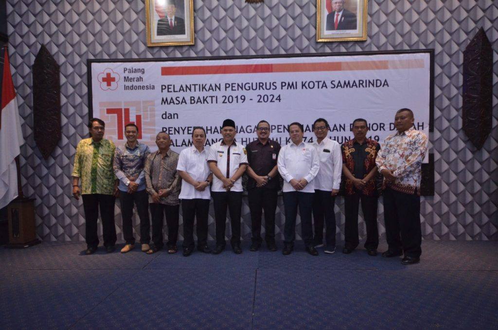 Wakil Wali Kota Samarinda Muhammad Barkati bersama Asisten III Pemerintah Samarinda Ali Fitri Noor menghadiri pelantikan pengurus Palang Merah Indonesia (PMI) Samarinda.