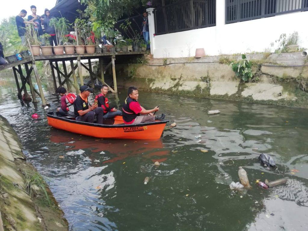 Petugas menyisir aliran drainase eks anak sungai karang asam tempat ditemukannya jenazah balita tanpa kepala.