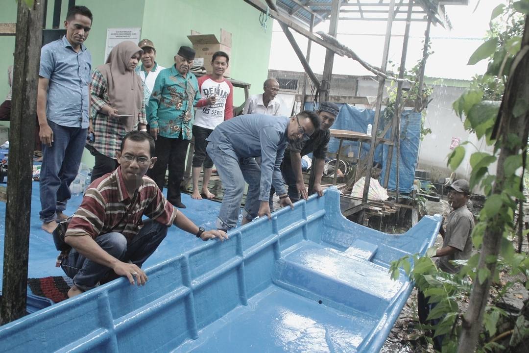 Fraksi PAN DPRD Kaltim Bagikan Kapal dan Cool Box untuk Nelayan