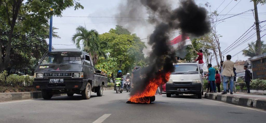Demonstran yang tergabung dalam Permahi cabang Samarinda melakukan aksi bakar ban. 