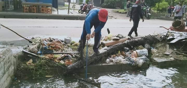 DLH Samarinda Punya Tim BKT, Petugas Pembersihan Sampah Terapung di Parit
