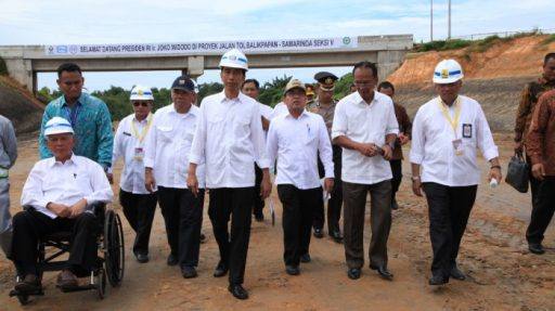 Jokowi meninjau proyek Jalan Tol Balikpapan-Samarinda didampingi Awang Faroek Ishak.