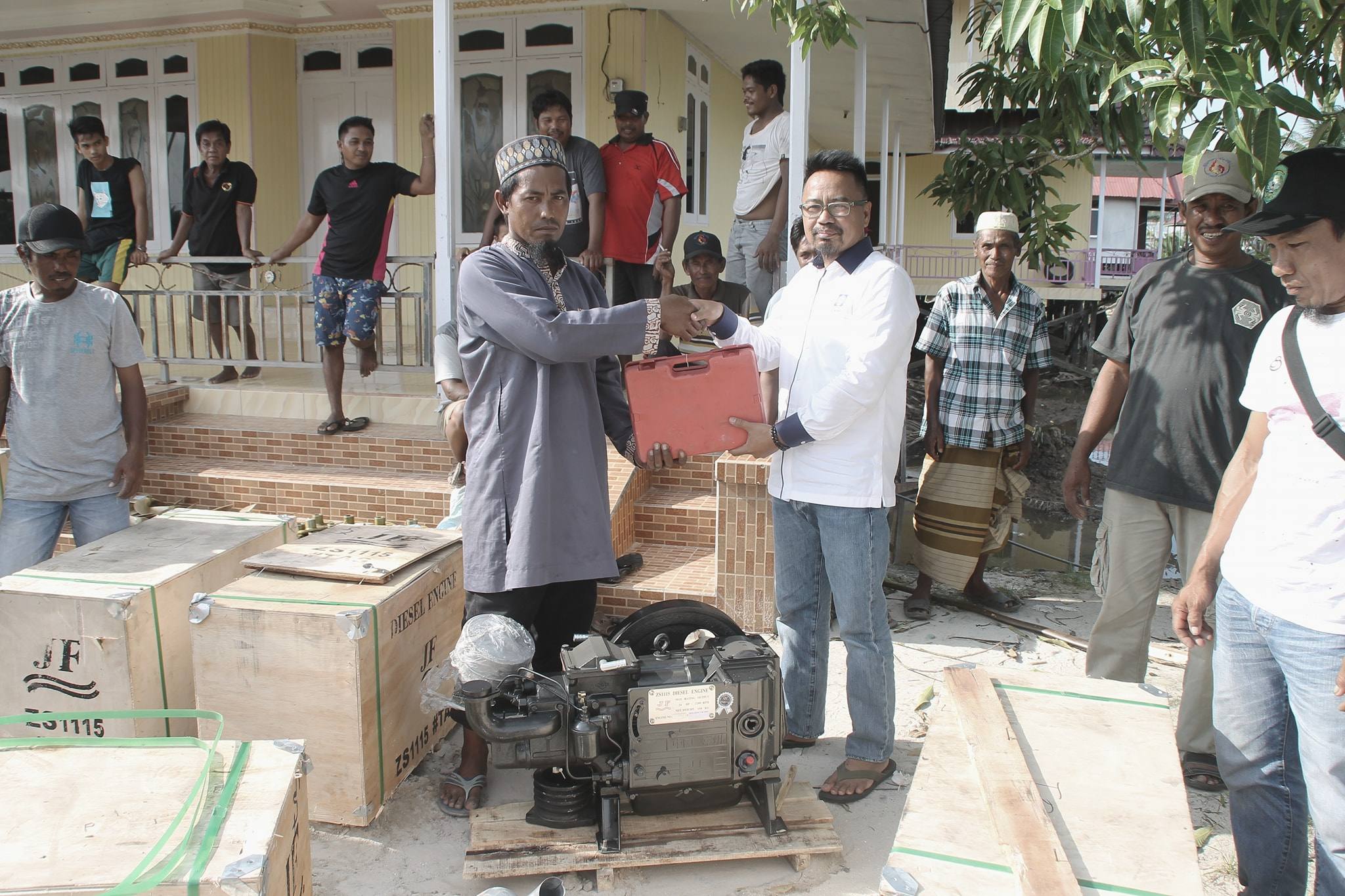 Tunaikan Janji Saat Reses, Baharuddin Demmu Bagikan 25 Mesin Dieasel untuk Nelayan Kukar