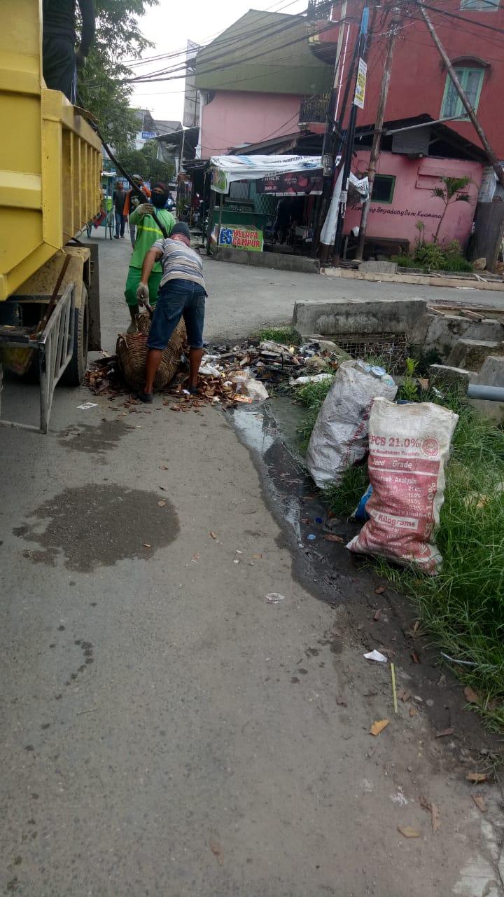 Truk Sampah DLH Samarinda Siap Siaga Saat Pembersihan Parit