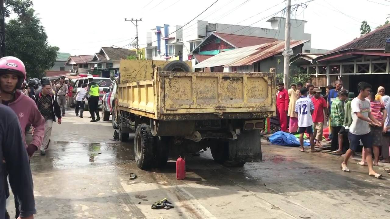 Diduga Rem Blong, Truk Pasir Seruduk Tiga Sepeda Motor, Empat Orang Dikabarkan Tewas