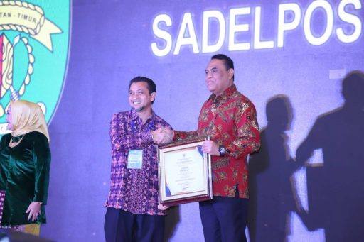 Penghargaan Sadelpos diterima Wakil Gubernur Kaltim, Hadi Mulyadi.