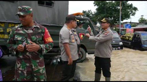 Polresta Samarinda beserta TNI, Brimob, BPBD dan sejumlah relawan turut membantu mengatur lalu lintas di wilayah yang terdampak banjir.