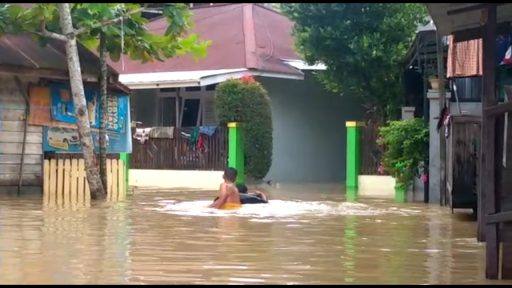 Hujan sejak pukul 02.00 dini hari menyebabkan sejumlah wilayah di Samarinda tergenang banjir, bahkan di Jalan Kenanga Dalam terpantau ketinggian air mencapai dada orang dewasa.
