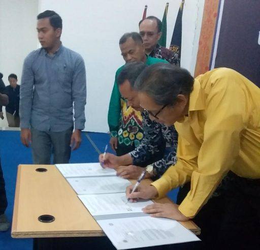 Rektor UMKT dan Universitas Negeri Malang menandatangani MoU kerjasama.