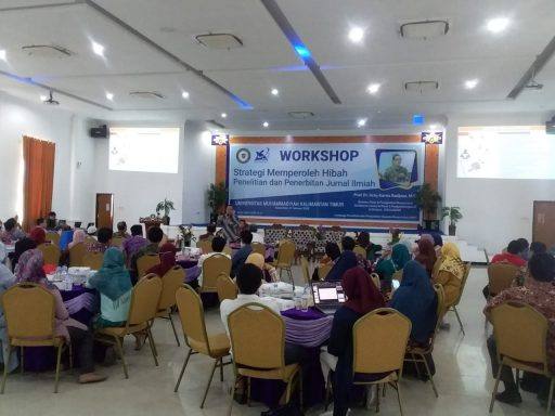 Para dosen UMKT antusias mengikuti workshop penelitian dan penerbitan jurnal yang disampaikan oleh Prof. Ocky Karna Radjada.