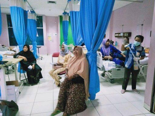 Pasien antusias mendengarkan pemaparan dari dr Nurindayanti (Foto: hms/RSUD Taman Husada)
