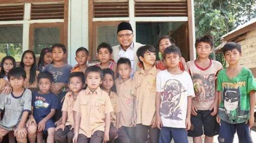 Cak Nanto selaku Ketua Umum PP Pemuda Muhammadiyah foto bersama anak-anak SD di desa Binaan Mualaf.