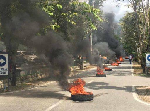 Mahasiswa FKTI melakukan orasi sembari membakar ban bekas di tengah jalan.