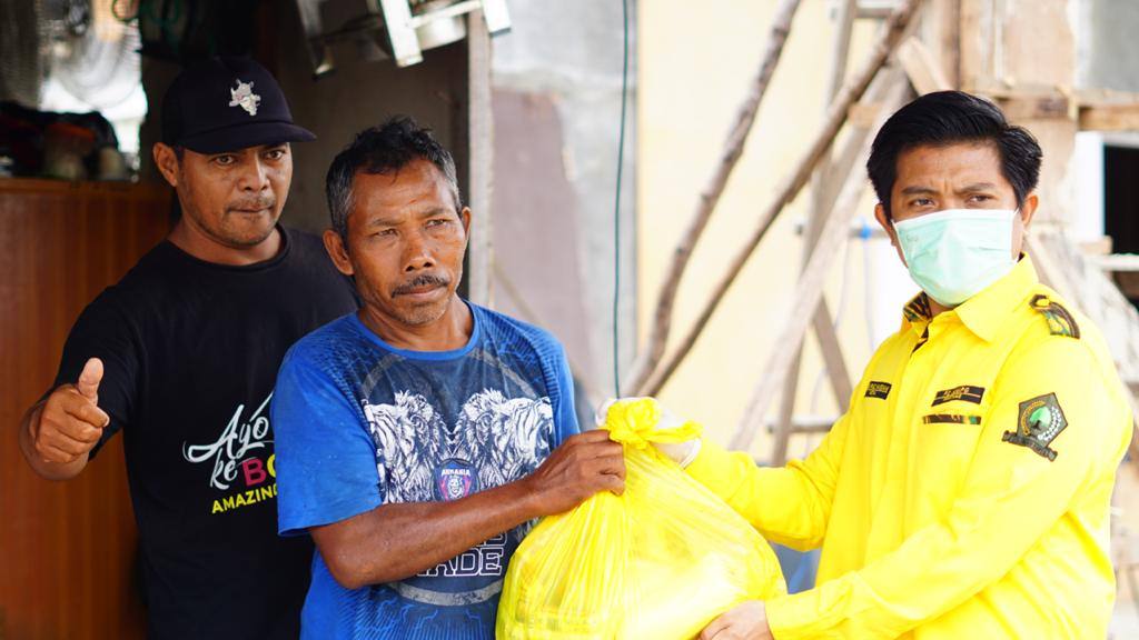 Ketua DPRD Bontang Bagikan 1.000 Paket Sembako Bersama Golkar Bontang