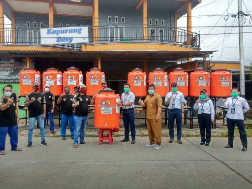 Badak LNG menggandeng Lembaga Pemuda Adat Dayak Kalimantan Timur (LPADKT) DPC Bontang untuk menangani wabah Covid-19 dengan menyediakan 10 wastafel cuci tangan.