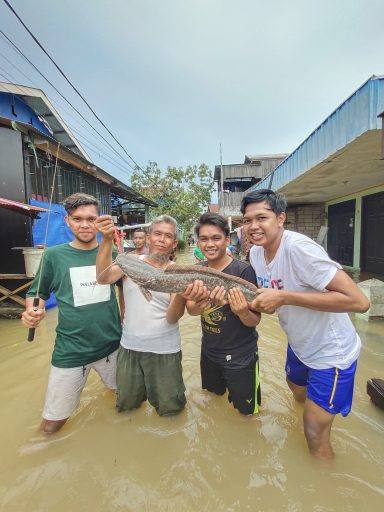Warga mendapat ikan saat situasi banjir. Sumber: Twitter/@Er___Ramadhan