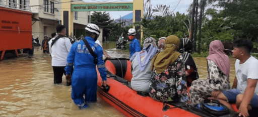 Evakuasi warga terdampak banjir di Perumahan Griya Mukti, Samarinda. Sumber: BPBD Samarinda