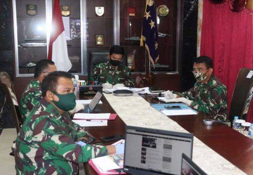 Panglima TNI memimpin rapat terkait Covid-19.