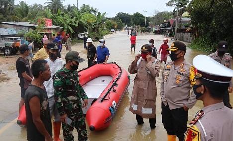Kapolres Bontang Turun Langsung Ke Lokasi Banjir, Bantu Warga Lakukan Evakuasi