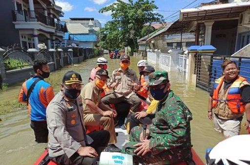 Syaharie Jaang beserta jajarannya mengunjungi korban banjir menggunakan perahu