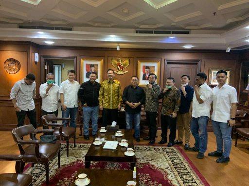 Pengurus SMSI berfoto bersama Wakil Ketua DPR RI, Aziz Syamsuddin (batik kuning) pada Selasa, (9/6/2020) di Gedung DPR RI, Jakarta.