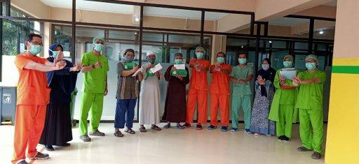 Pemberian cinderamata oleh RSU Taman Husada kepada pasien sembuh Covid-19