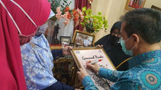 Wagub Hadi Mulyadi membubuhkan tanda tangan sekaligus kata motivasi pada dua pigura ABI Literasi Kaltim. (Foto: Masdiansyah)