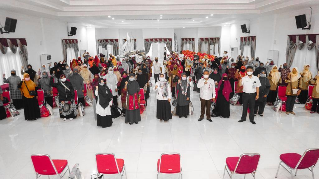 1.054 Guru Swasta Dapat Sembako dari Pemkot dan Wali Kota Bontang