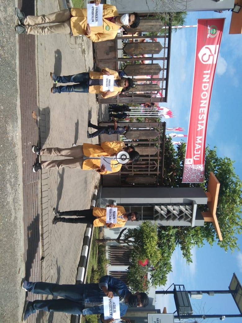 Rayakan Hari Kemerdekaan, Mahasiswa Unmul Tolak Omnibus Law di DPRD Kaltim