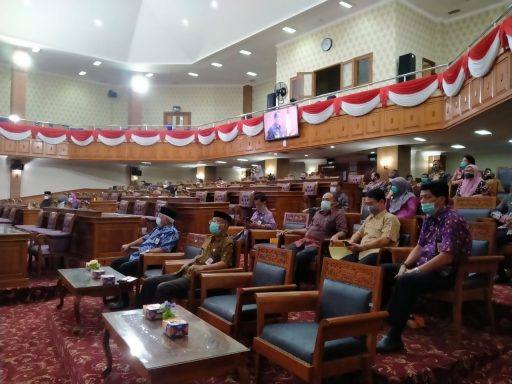 Sejumlah pimpinan OPD di lingkungan Pemkab Kutim mengikuti rapat paripurna. (Ramlah/Kaltimtoday.co)