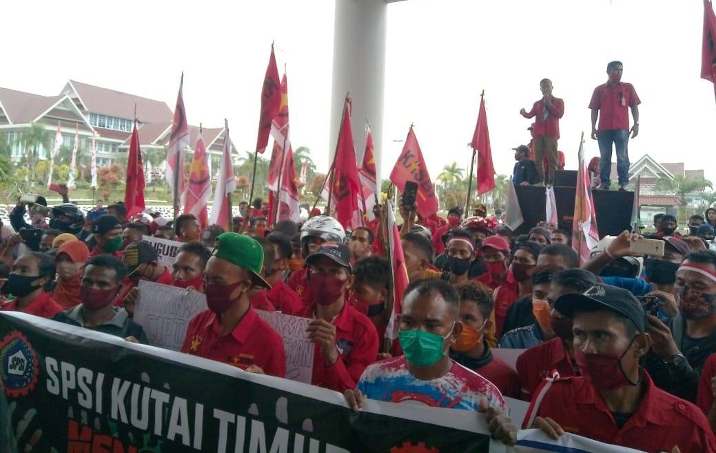 Demo Tolak Omnibus Law Ratusan Buruh Geruduk Kantor Dprd Kutim Kaltim Today