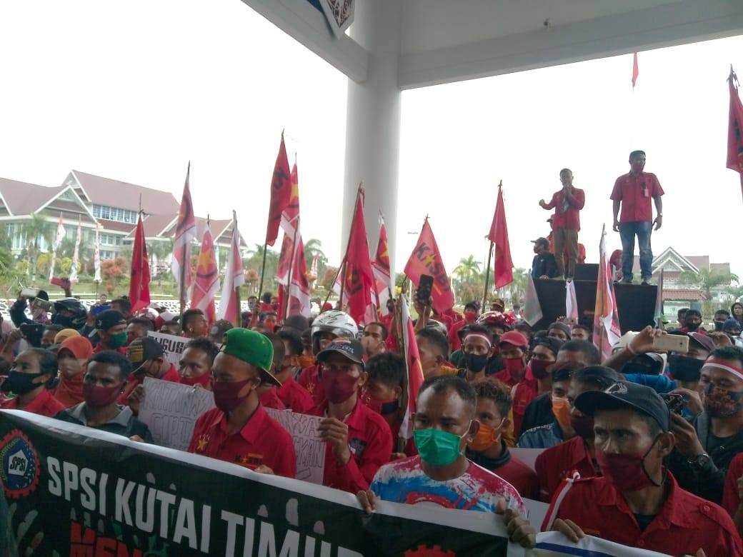 Demo Tolak Omnibus Law, Ratusan Buruh Geruduk Kantor DPRD Kutim