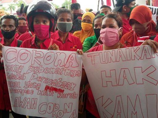 Ratusan buruh meminta DPRD Kutim menyuarakan tuntutan mereka ke pemerintah pusat. (Ramlah/Kaltimtoday.co)