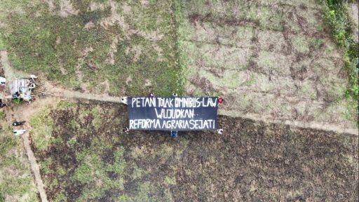 Foto drone aksi AKM menolak omnibus law dan menuntut perlindungan terhadap lahan pertanian dari aktivitas tambang batu bara.