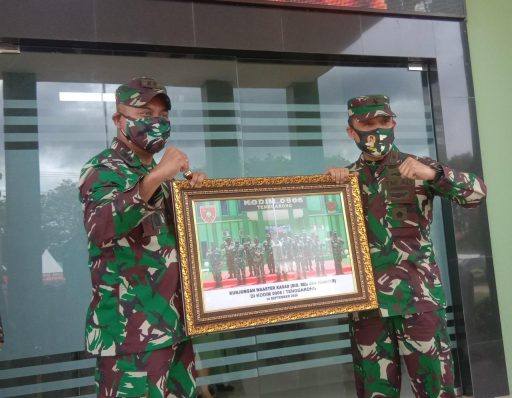 Dandim 0906/Tenggarong Letkol Mayor Inf. Charles Alling saat menyerahkan foto kepada Brigjen TNI Sugiyono