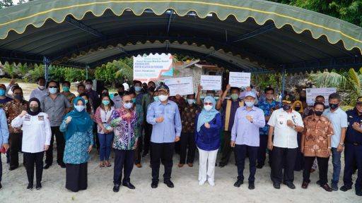 Penyerahan bantuan oleh Menteri Edhy Perabowo sebagai bentuk dukungan dalam pembangunan di sektor perikanan yang ada di Pulau Maratua.