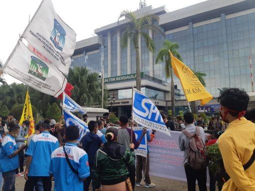 Pengunjuk rasa menolak Omnibus Law UU Cipta Kerja di depan kantor Gubernur Kaltim, Selasa (6/10/2020).