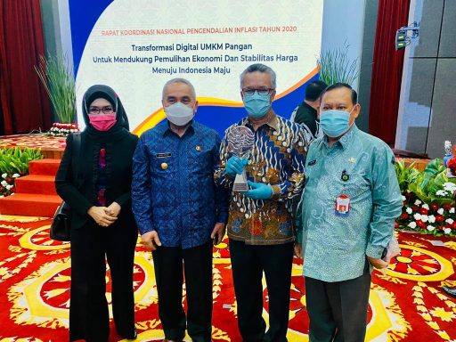 Selain Syaharie Jaang, Gubernur Kaltim Isran Noor turut menerima penghargaan yang diadakan di ruang Graha Sawala Kemenko Perekonomian Jakarta, Kamis (22/10/2020).