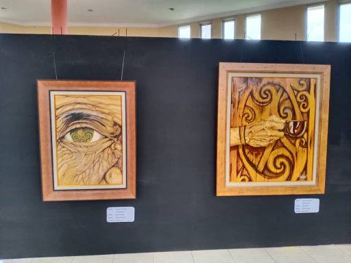 Lukisan berjudul Mata Dayak (kiri) dan Kopi Dayak (kanan) dibuat Mbah Gengh dalam waktu 1 bulan.