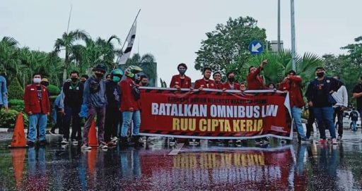 Aksi unjuk rasa menolak UU Cipta Kerja yang dilakukan mahasiswa dan buruh di depan kantor Gubernur Kaltim, Selasa.