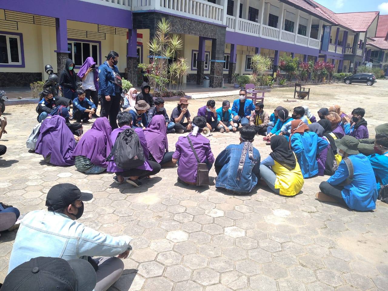 Ratusan Mahasiswa Kukar Ikut Andil dalam Aksi Penolakan Omnibus Law UU Cipta Kerja di DPRD Kaltim