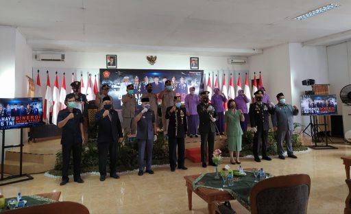 Foto bersama seusai Upacara HUT ke-75 TNI di Kodim 0906/Tenggarong. (Supri/Kaltimtoday.co)