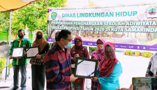 Penyerahan penghargaan Adiwiyata tingkat Provinsi ke-8 sekolah oleh Kadis LH Samarinda, Nurrahmani.