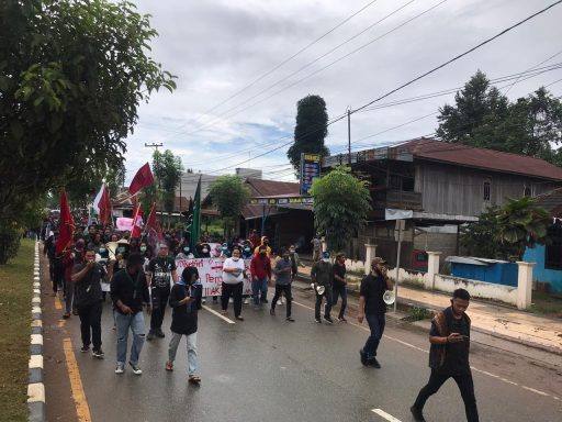 Aliansi Mahasiwa Berau Bergerak melakukan long march menuju kantor DPRD Berau
