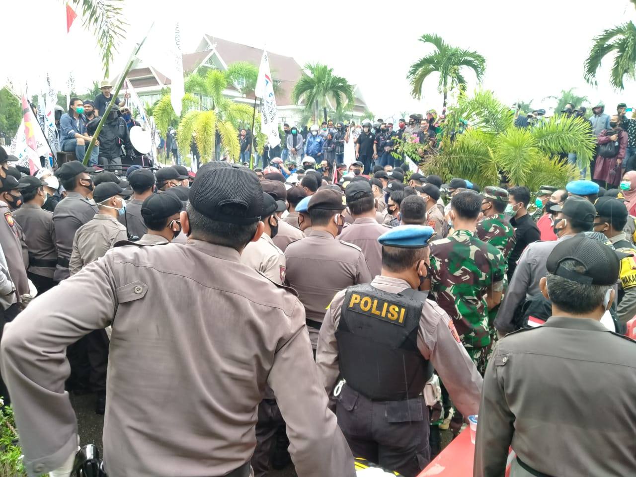 Massa Kembali Demo UU Ciptaker, Gedung DPRD Kutim Dipagari Kawat
