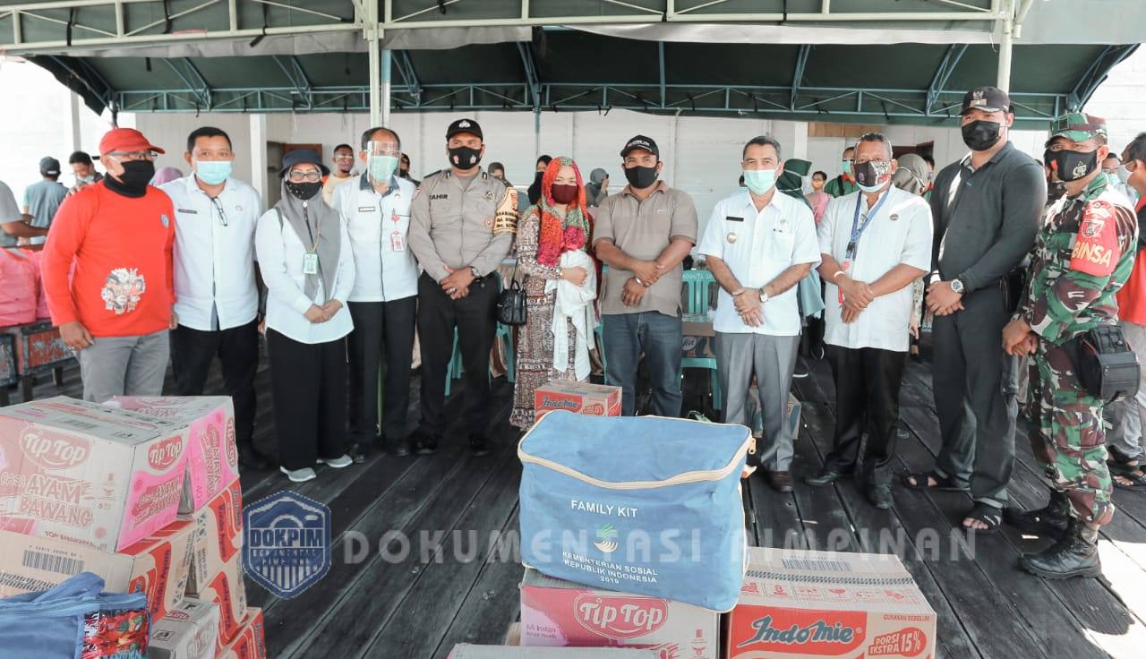 Dissos-PM Bontang Serahkan Bantuan Logistik Bagi Korban Kebakaran Bontang Kuala